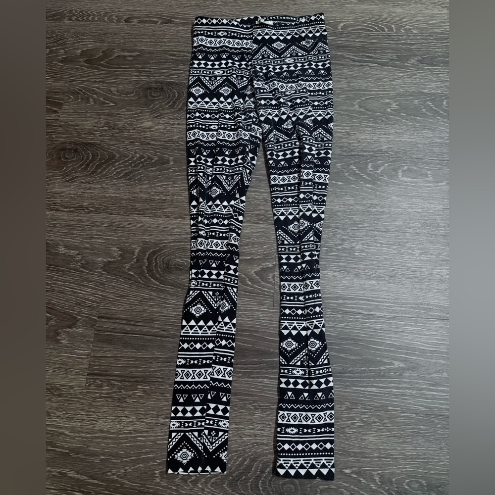 Black and White Geometric Patterned Leggings